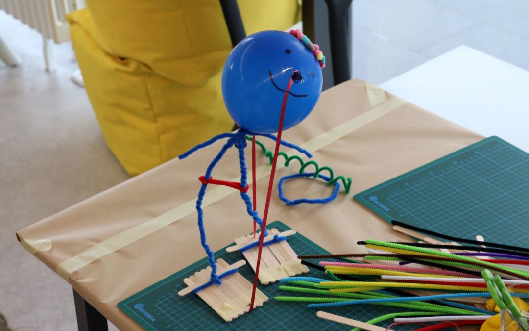 Mit einem Luftballon, Eisstäbchen und Pfeifenputzern hat ein Kind einen kreativen Roboter-Prototypen gebastelt.