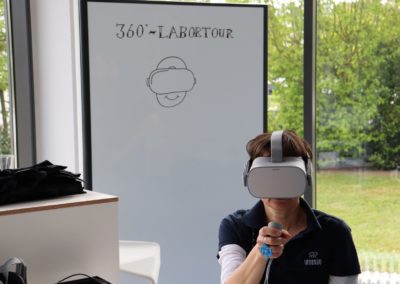 Besucherin mit VR-Brille bei der 360°-Labortour.