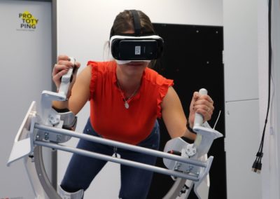 Besucherin im Flugsimulator mit VR-Brille.