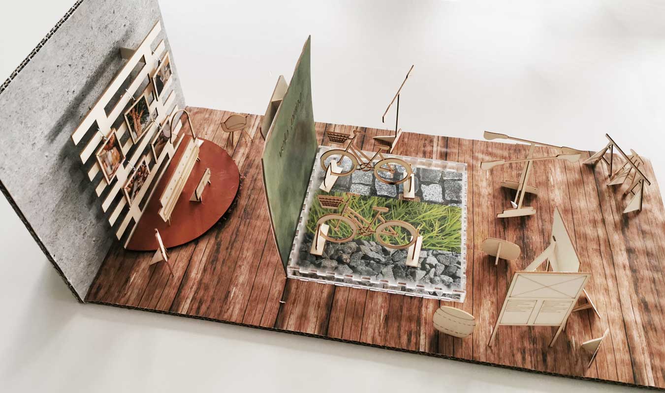 Modell eines Messestands für eine Fahrradfirma. Die Ausstellungselemente des Messestands sind mit Lasercut aus Holz geschnitten.