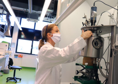Prof. Frühwirth mit dem neuen Hochdruckreaktor am Institut für Angewandte Biotechnologie. Sie setzt verschiedene Geräteteile zusammen.