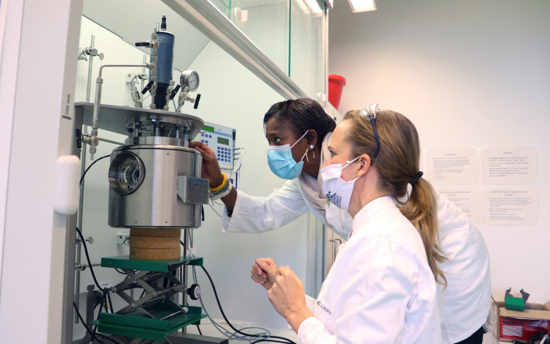 Zwei Wissenschaftlerinnen, Prof. Mavoungou und Prof. Frühwirth, beim Aufbau des neuen Hochdrukreaktors im Labor.