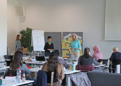 Teilnehmerinnen und Referentinnen in der Cafeteria der Hochschule Neu-Ulm